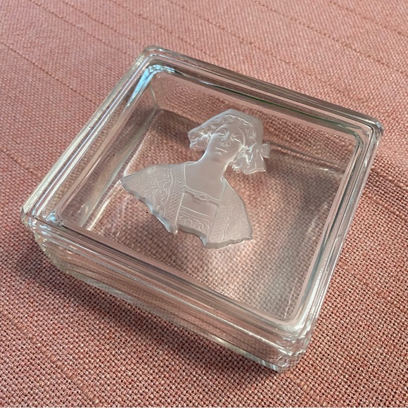 Colonial Woman’s Bust Engraved On A Cut Glass Trinket / Cigarette Box - Picture 12 of 12